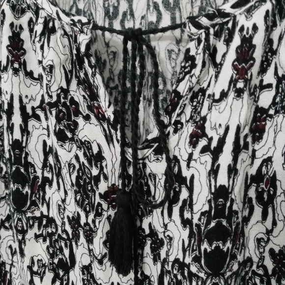 Dalia long sleeve Tassle tie Keyhole Neck Closure - Picture 2 of 8